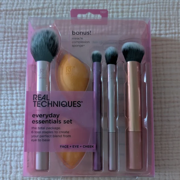 🐣 3 For $20 Easter - Real Techniques Pink and Purple Brush Set with Sponges - Picture 3 of 4